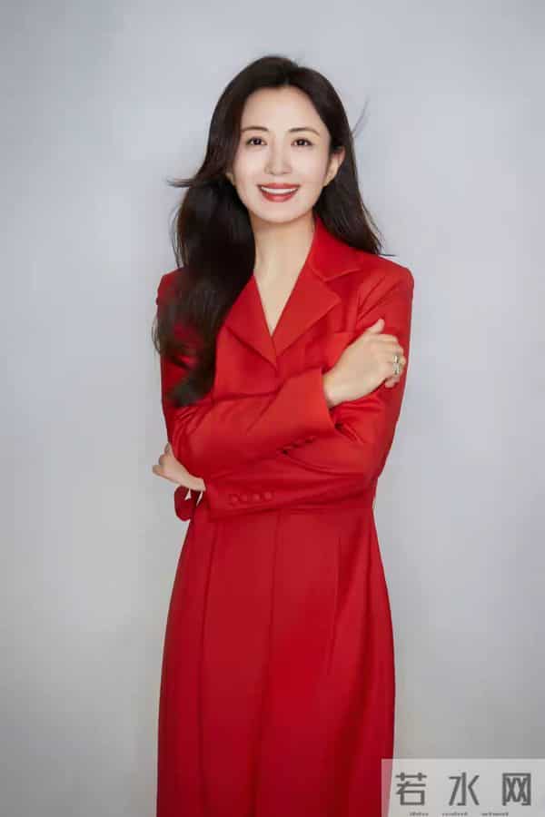 穿红色连衣裙的杨童舒
