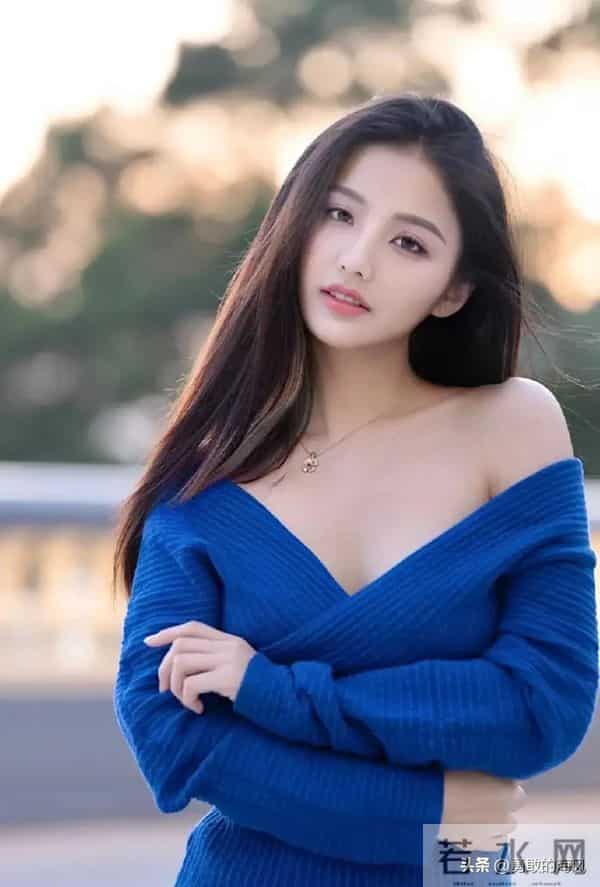 她以前叫花川芽衣，还有浅仓唯，不知道为什么总换名