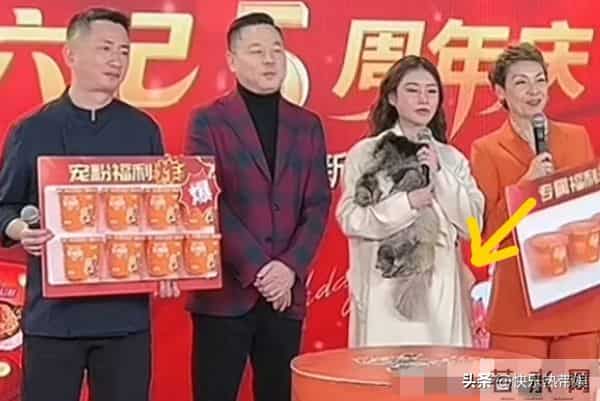 马筱梅挺孕肚为麻六记站台，脸部水肿孕味浓，黄春梅却在这天哭了