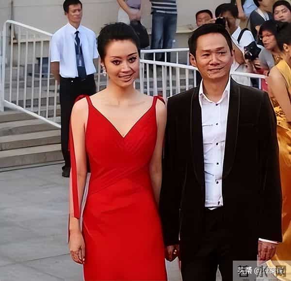 16年前，曾在爱妻葬礼上哭到昏厥，永不再娶的果靖霖，如今怎样了