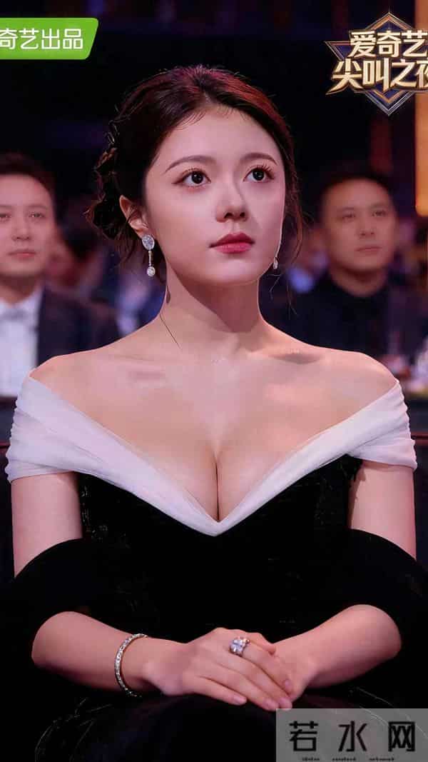 赵今麦＃ 小妹妹长大了！晚礼服和精致的妆容，让人眼前一亮