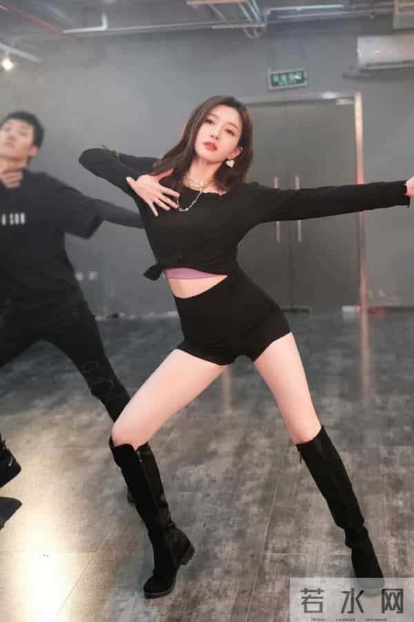 江疏影光腿穿长靴跳舞,人美身材火辣!