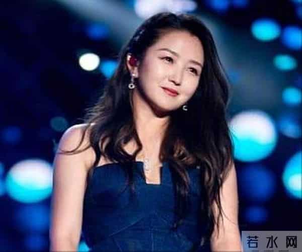 39岁何洁被嘲不忍直视, 腋下勒出副乳肚子三层肉, 养4个娃操劳疲惫