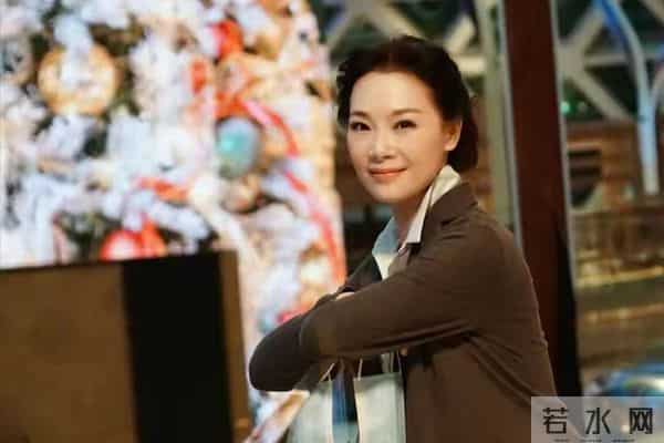 男友病逝后和妈妈抱头痛哭,54岁未婚无儿无女,如今吕薇后悔了吗