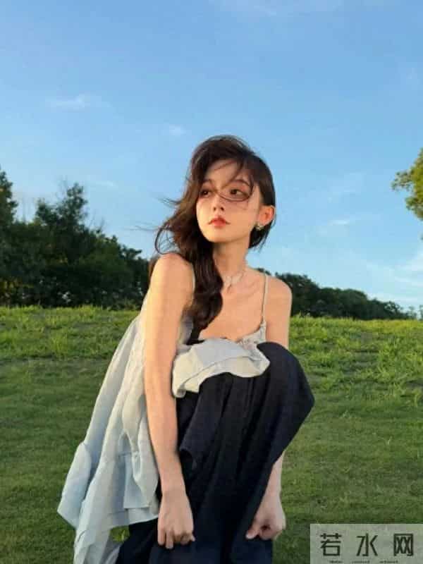 4000万粉丝网红冯提莫重启直播,观看人数破10万;透露此前停播一年因甲状腺癌复发并转移,目前身体已恢复