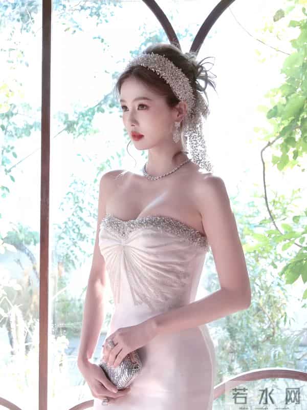 白鹿真的是太美了吧，太丰满了