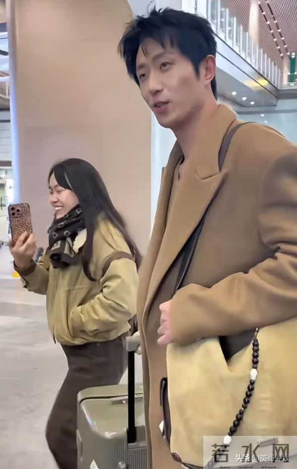 王凯沐机场被偶遇，素颜状态让人意外，女助理跟周杰伦是“同款”