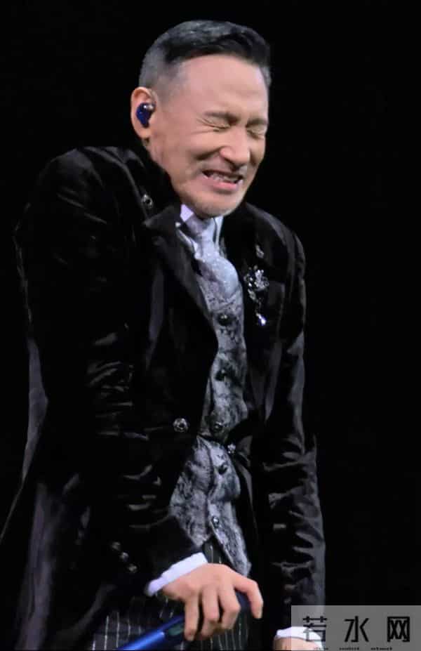 邱淑贞和昆凌坐一起看张学友演唱会，邱淑贞扎高马尾比昆凌漂亮！