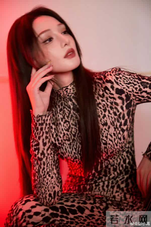彭小苒这身豹纹衣是真野啊 身材也太好了吧！