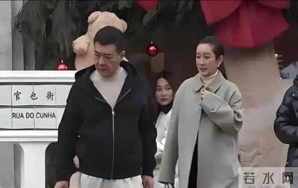 秦海璐和好友聚餐，和男友人握手分别老公不耐烦，上车叼烟好霸气