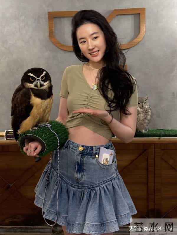 刘亦菲晒最新美照，露腰T配短裙身材火辣，瘦身后美出新高度