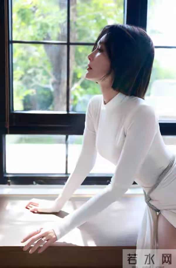 46岁秦岚太丰满,穿紧身打底衫都兜不住好身材,难怪直男都喜欢她