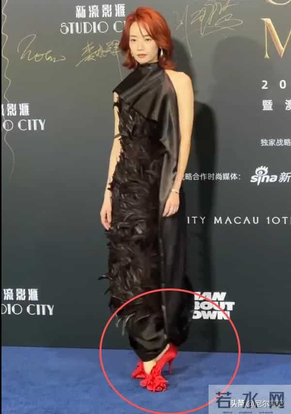 上海这一夜，搔首弄姿的彭小苒，被26岁王楚然秒了：妆再浓也白搭