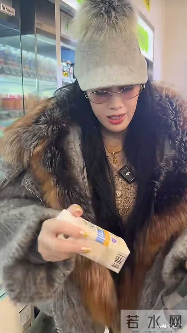 55岁钟丽缇逛街穿搭：皮草+短裤，尽显大长腿，身材好得像35岁