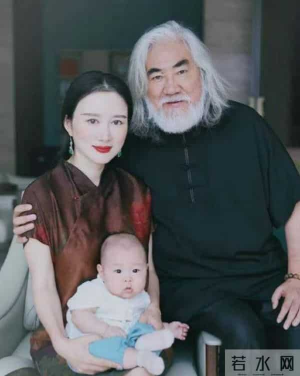 张纪中逛径山寺被偶遇!挺大肚白发显苍老,43岁杜星霖干瘪像道姑