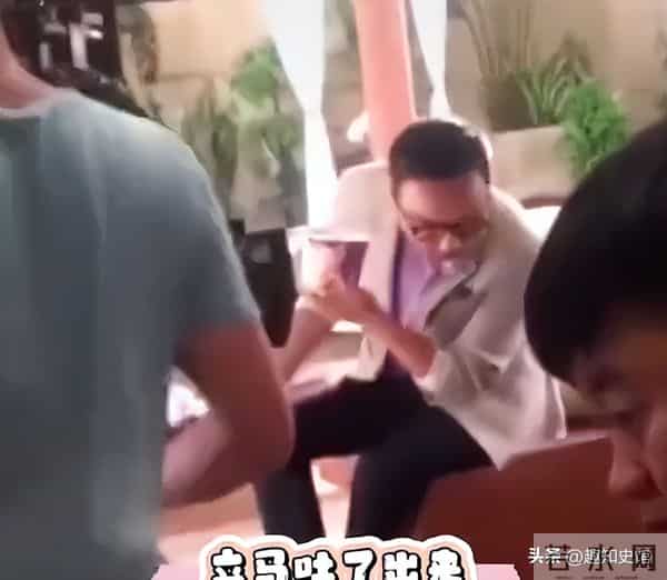 51岁汪涵现状:常年居住在长沙,穿人字拖嚼槟榔,大烟斗不离身