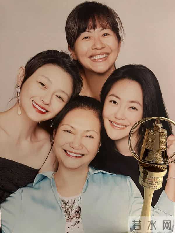 小S晒母女四人p图照!屋里摆着巨大的S照,徐妈两个举动让人心疼