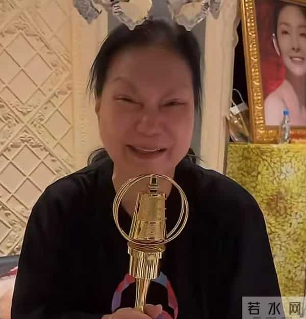 眼睛红肿、面色苍白,S妈状态引发网友担忧,原来她还没走出悲伤