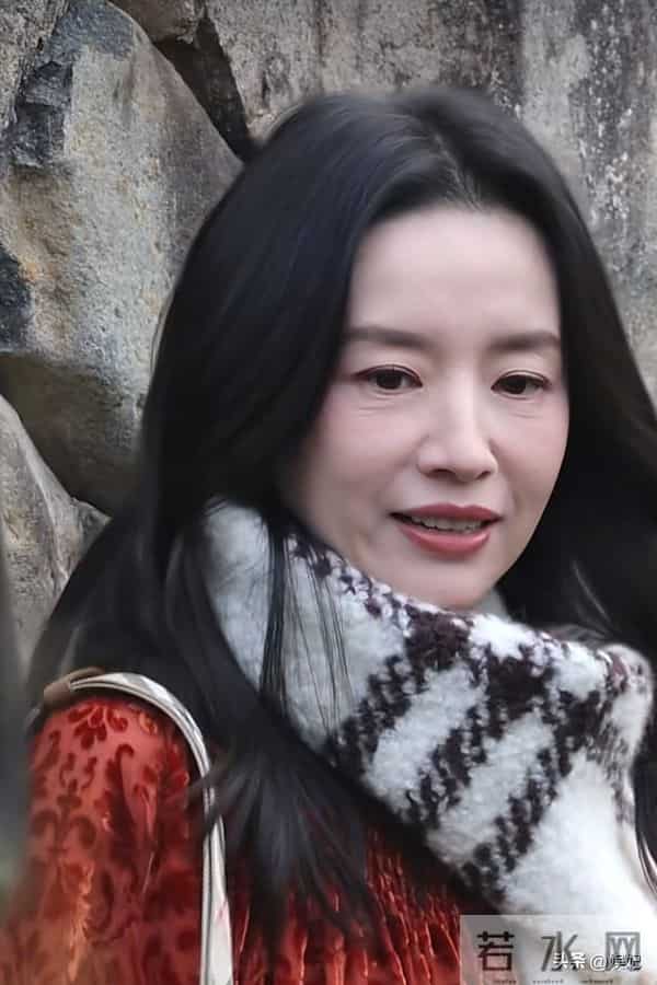 45岁董洁怼脸拍来袭!面部有细纹,有皱纹才真实,整体状态不错