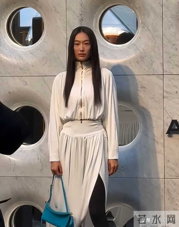 北京酒会太真实，吉娜"假胸"尴尬，娜然脸肿胀，秦舒培一脸男相