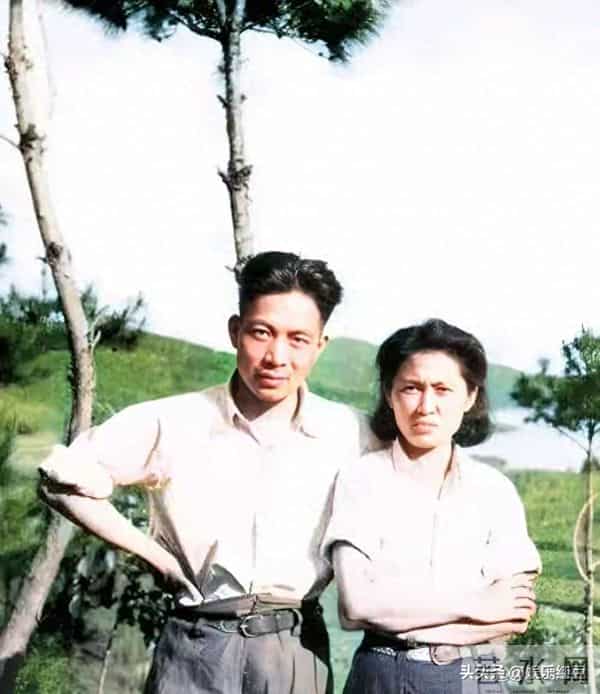 陈丕显妻子谢志成有多漂亮？37岁留影风度不凡，温婉与英气并存