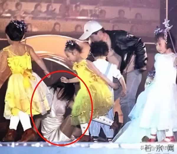 拔出萝卜带出泥！49岁赵薇近况被曝，原来圈内封杀只是冰山一角