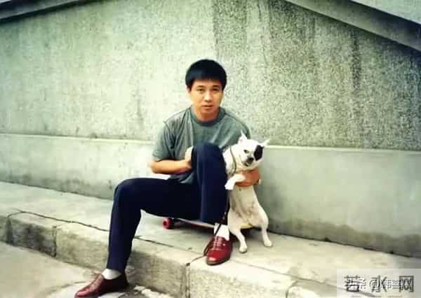 63岁周小斌突然暴瘦,形象大变认不出,四十岁结婚,妻女未露过面