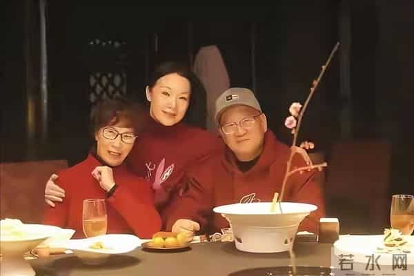 男友病逝后和妈妈抱头痛哭,54岁未婚无儿无女,如今吕薇后悔了吗