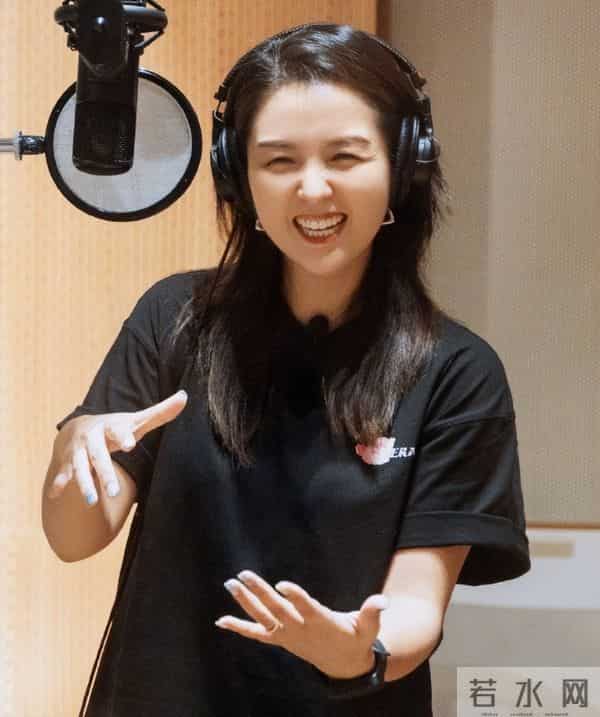 何洁咋成这样了!金头发黑皮肤身上也臃肿,连气质都变的含胸驼背