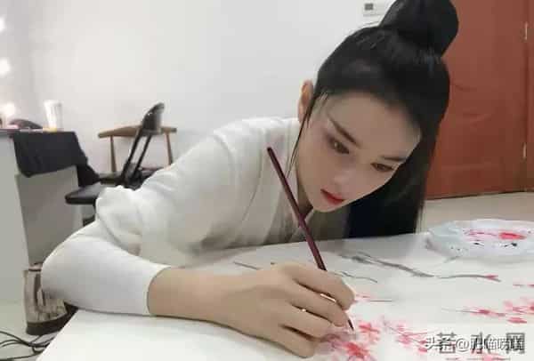 38岁张馨予晒近照,穿卫衣扎马尾似20岁,何捷真把她宠成了小女孩