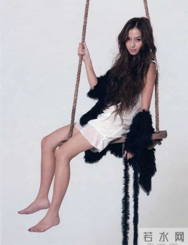 Angelababy纯欲氛围感拉满,美腿线条惊艳