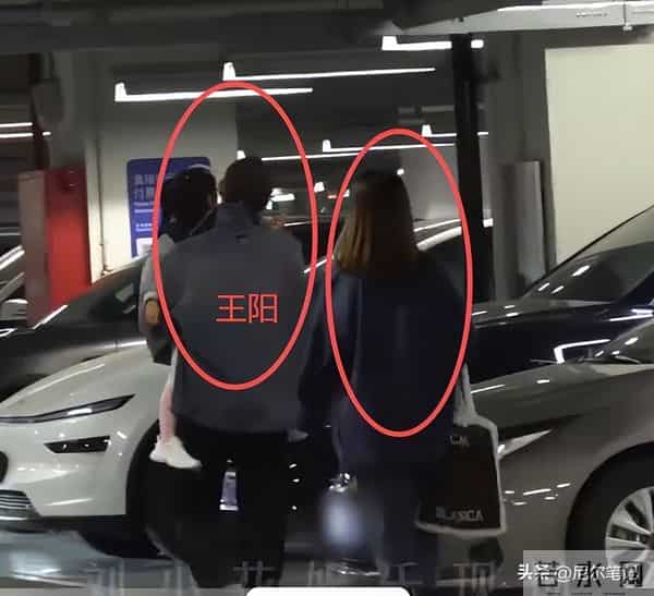 偶遇王阳带妻女逛街,抱女儿画面好温馨,老婆高斯正脸曝光引热议