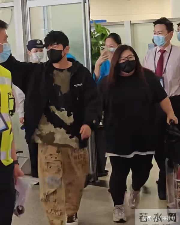 王凯沐机场被偶遇，素颜状态让人意外，女助理跟周杰伦是“同款”