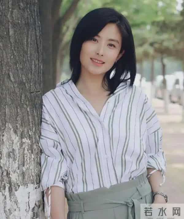 长得不够有星味,演了4次女一号也没红,如今42岁仍未婚