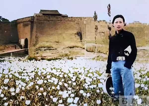 林徽因有多时尚?1934年在陕西的留影,皮衣搭配牛仔裤,气质不凡