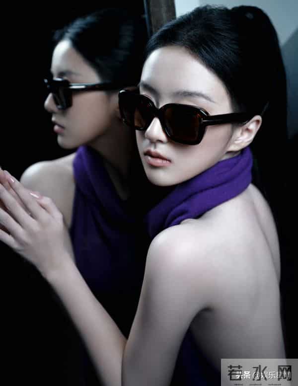 包上恩 挂脖露背紫裙造型亮相，背部线条流畅有力，不拔罐可惜了！