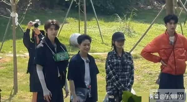 不合影不知道，一合影全露馅！原来这些明星都是潜藏的“小土豆”