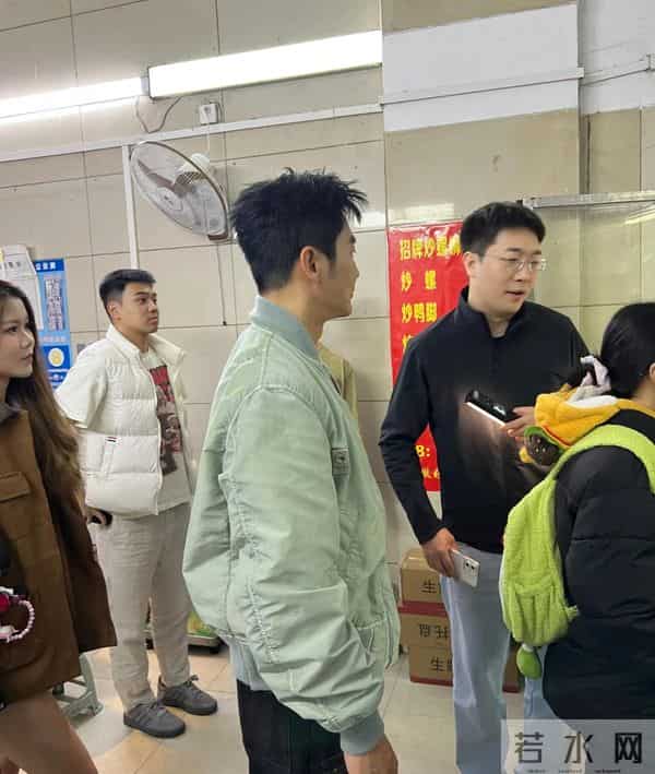 柳州偶遇李晨穿浅绿色棒球衫排队买螺蛳粉！