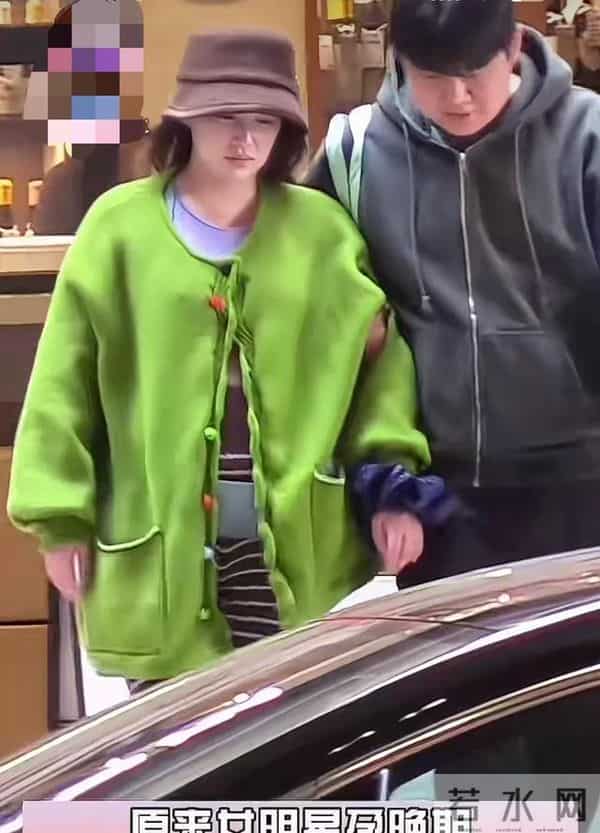 37岁阚清子孕后期 素颜白皙有光泽 老公挽着她的胳膊走路太恩爱