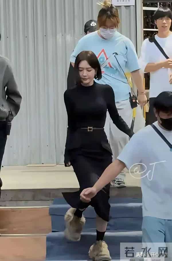 秦岚变化太大了,胸很大,腰很细,臀部很大,身材有点像芭比娃娃