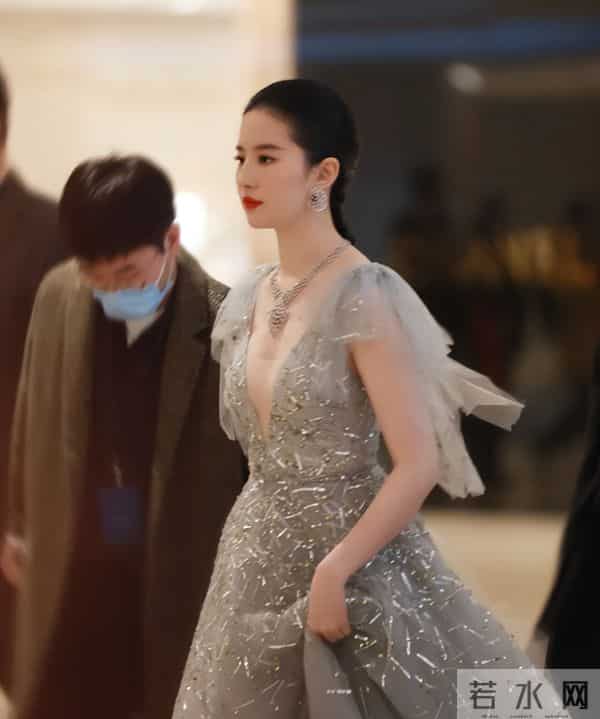 刘亦菲现身阿联酋，离开美颜滤镜，真实状态曝光，两条腿尤为吸睛