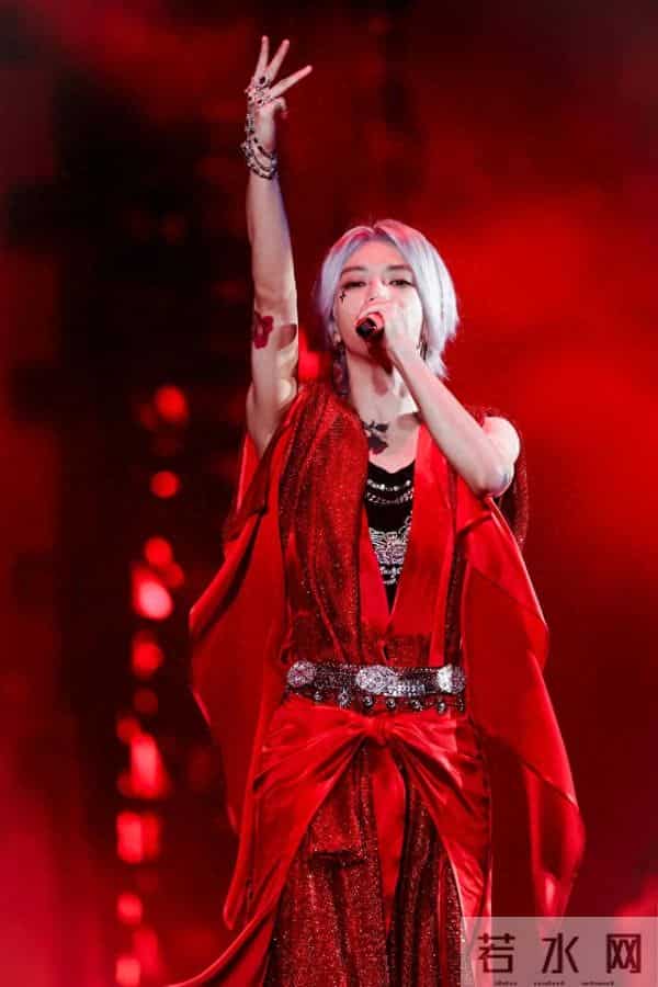 看了家世才明白，为何华晨宇年纪轻轻就身价过亿，掌控5家公司