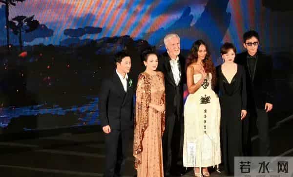 章子怡压轴亮相迪奥活动！LV家族长公主陪走红毯，高马尾嫩如少女