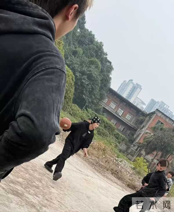 26岁王鹤棣回四川乐山老家,坐三轮车 和农村发小打篮球,轰动家乡