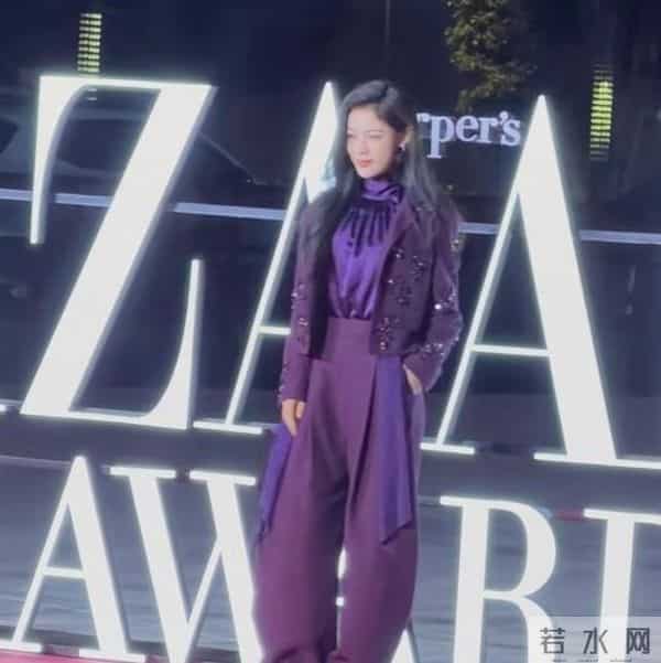 上海红毯太真实，谭卓脸肿，吉娜大小胸成谜，赵雅芝深V险走光