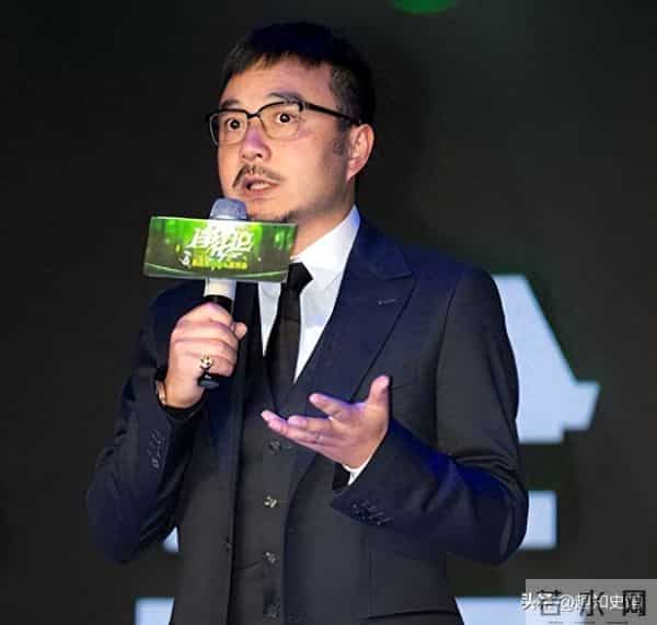 51岁汪涵现状:常年居住在长沙,穿人字拖嚼槟榔,大烟斗不离身