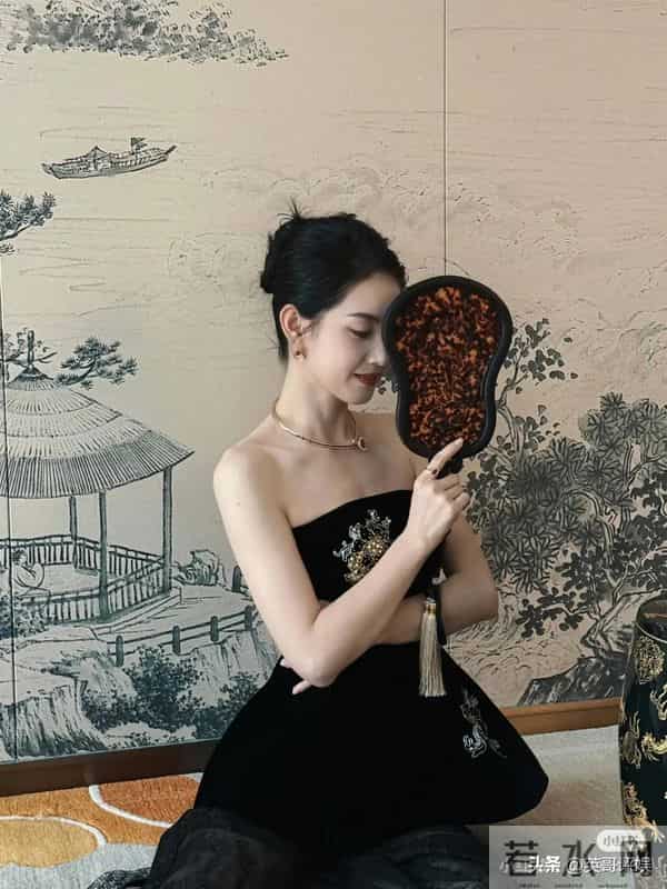 同登杂志封面的5位短剧女主，郭宇欣才叫绝色，其他人只能算漂亮