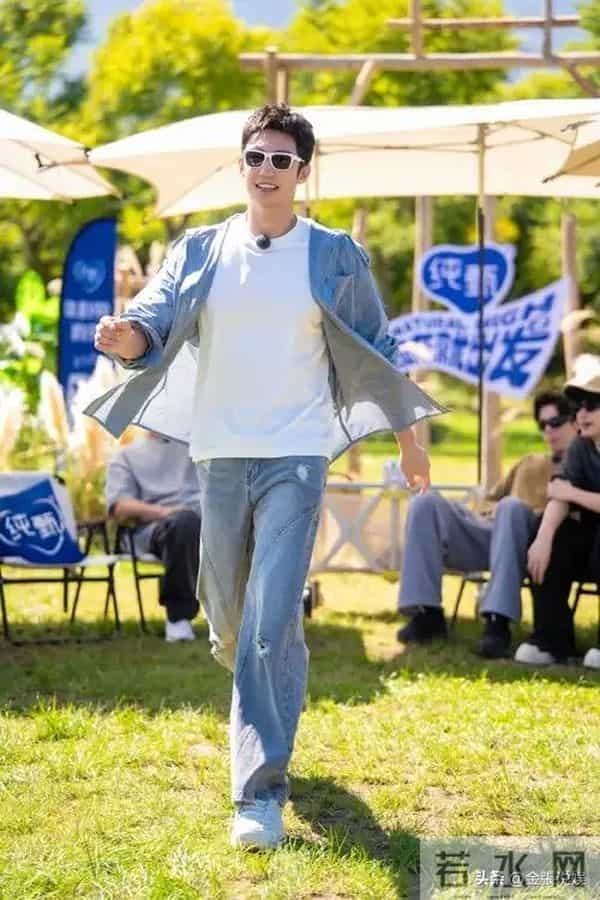 关系藏不住了？黄景瑜被曝有"新恋情"，金晨把腿放到他腿上！