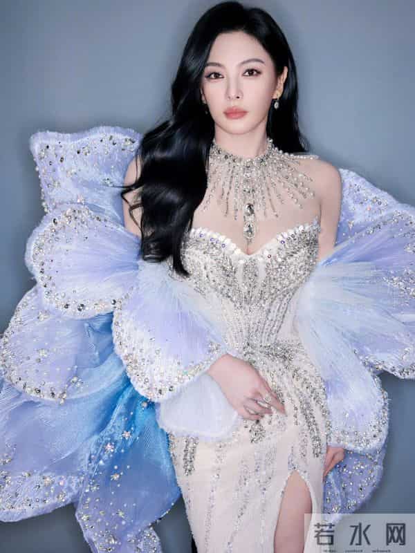 张雨绮 深V满钻礼裙+蓝蝴蝶结,华贵媚态太撩人了!