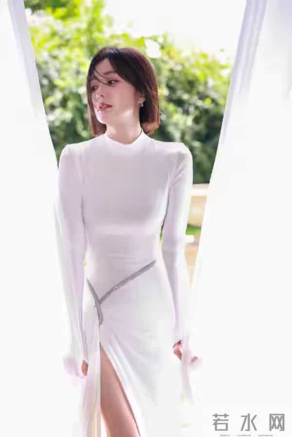 46岁秦岚太丰满,穿紧身打底衫都兜不住好身材,难怪直男都喜欢她